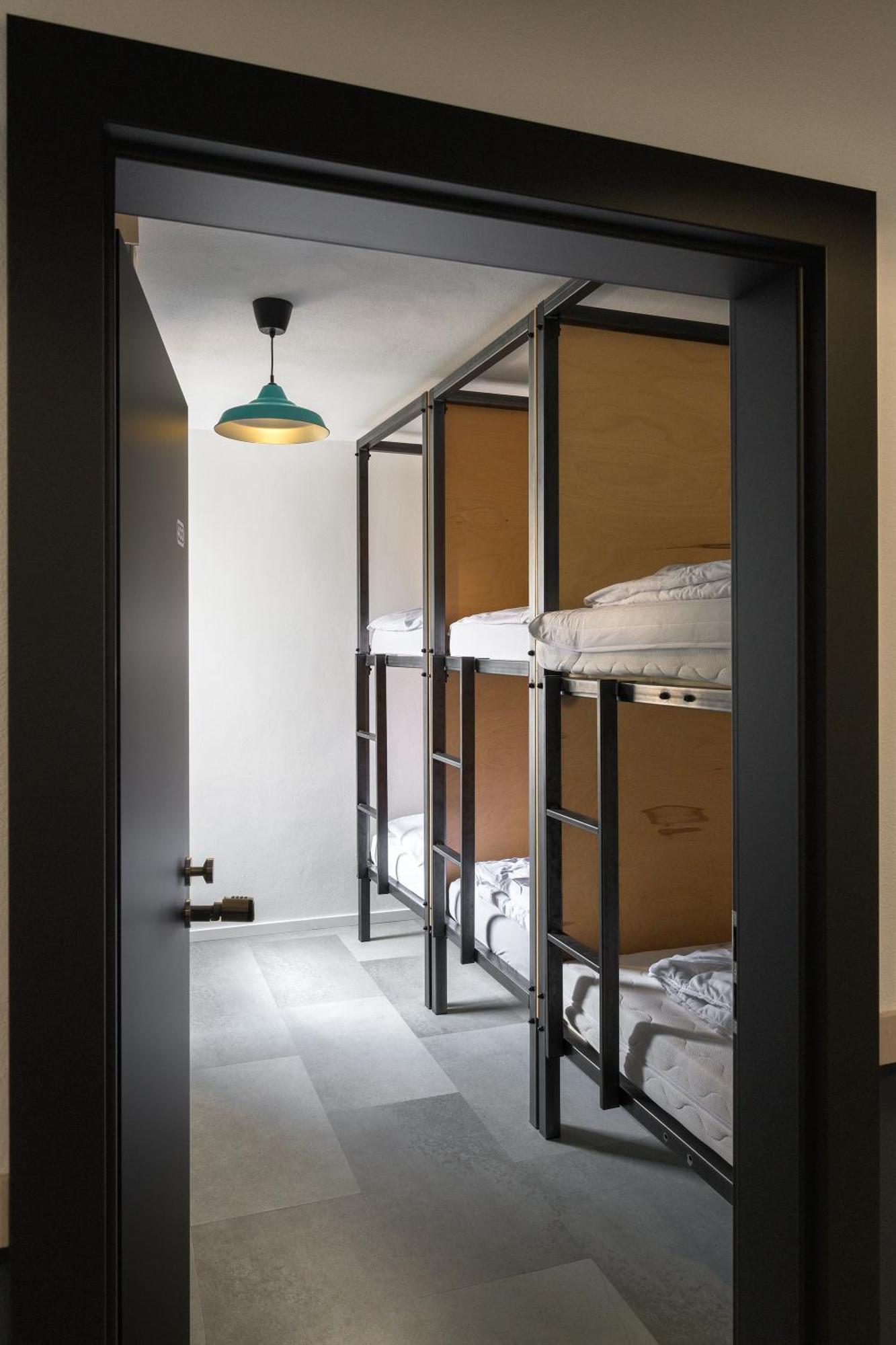 Izy Stay Hostel ブラチスラヴァ エクステリア 写真