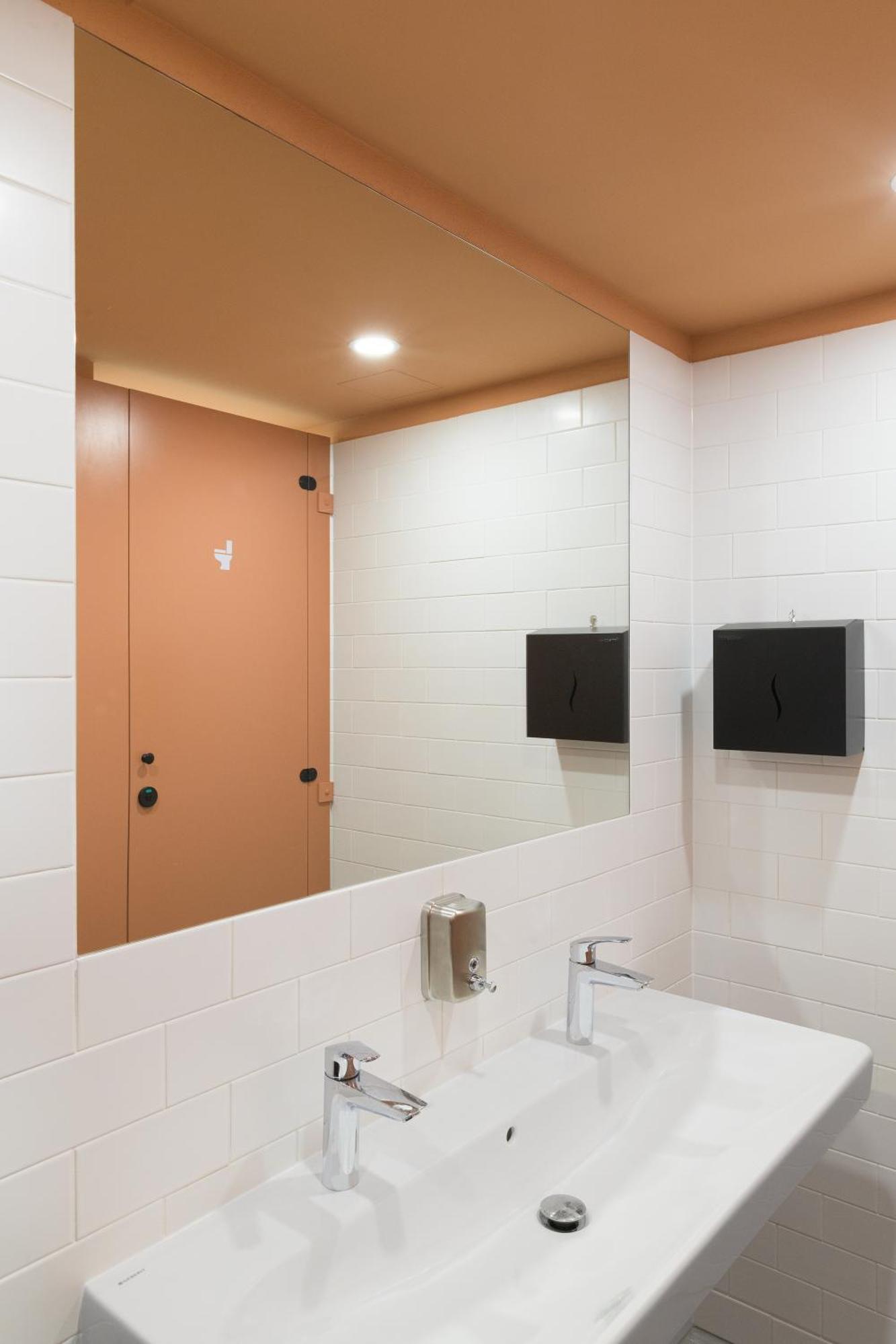 Izy Stay Hostel ブラチスラヴァ エクステリア 写真