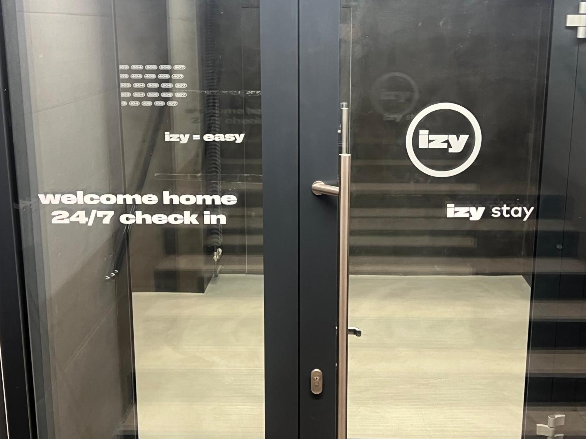 Izy Stay Hostel ブラチスラヴァ エクステリア 写真
