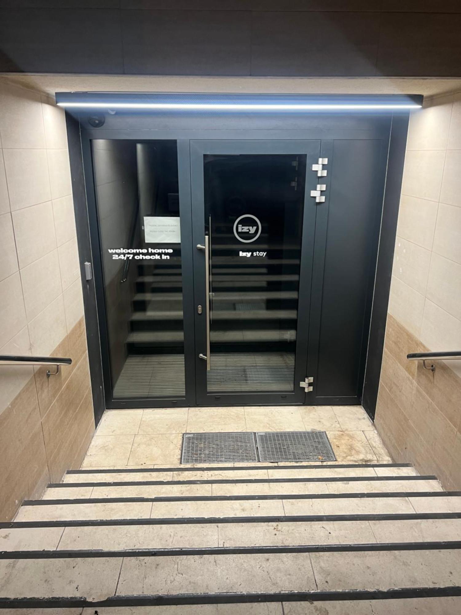 Izy Stay Hostel ブラチスラヴァ エクステリア 写真