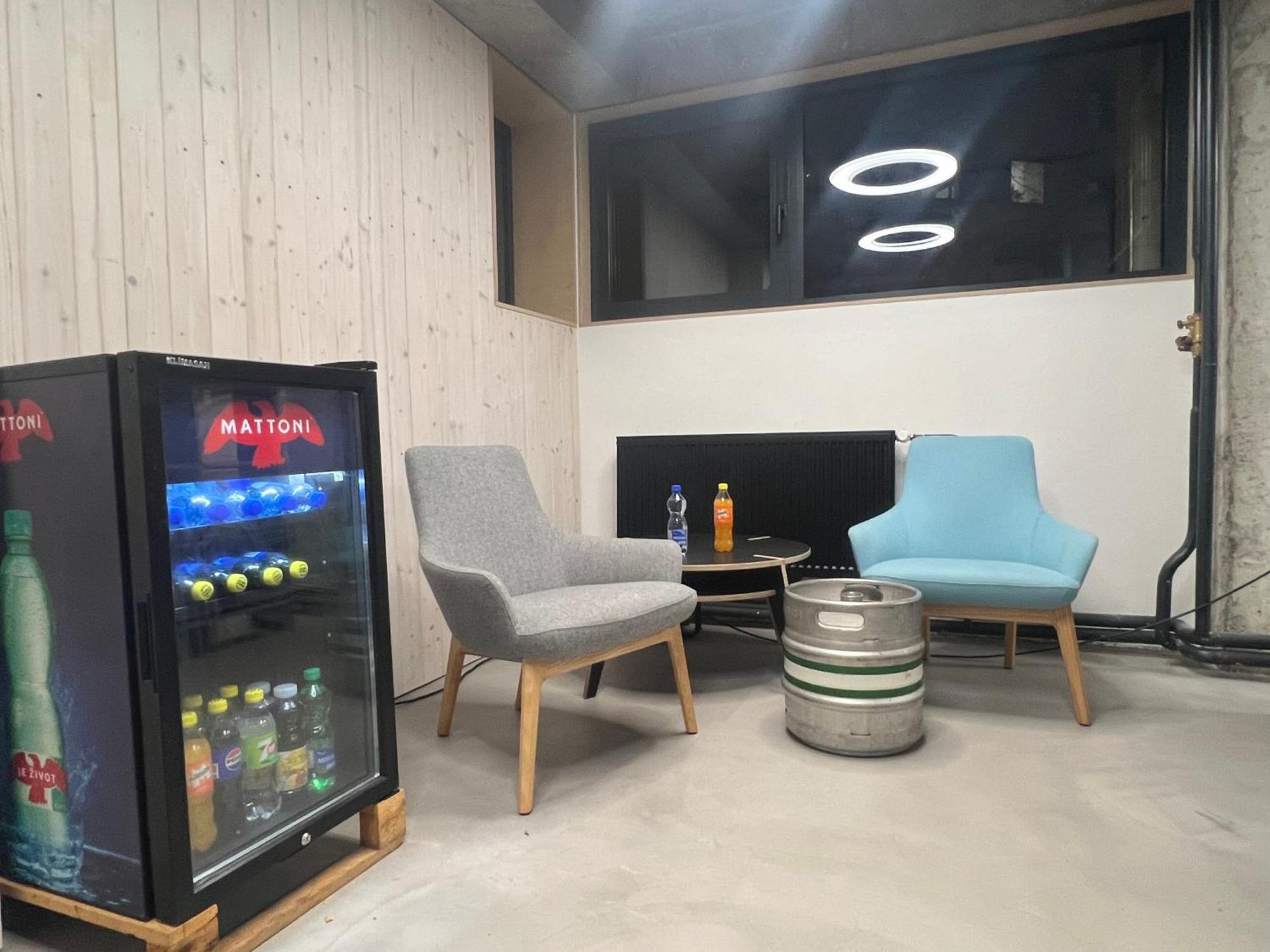 Izy Stay Hostel ブラチスラヴァ エクステリア 写真