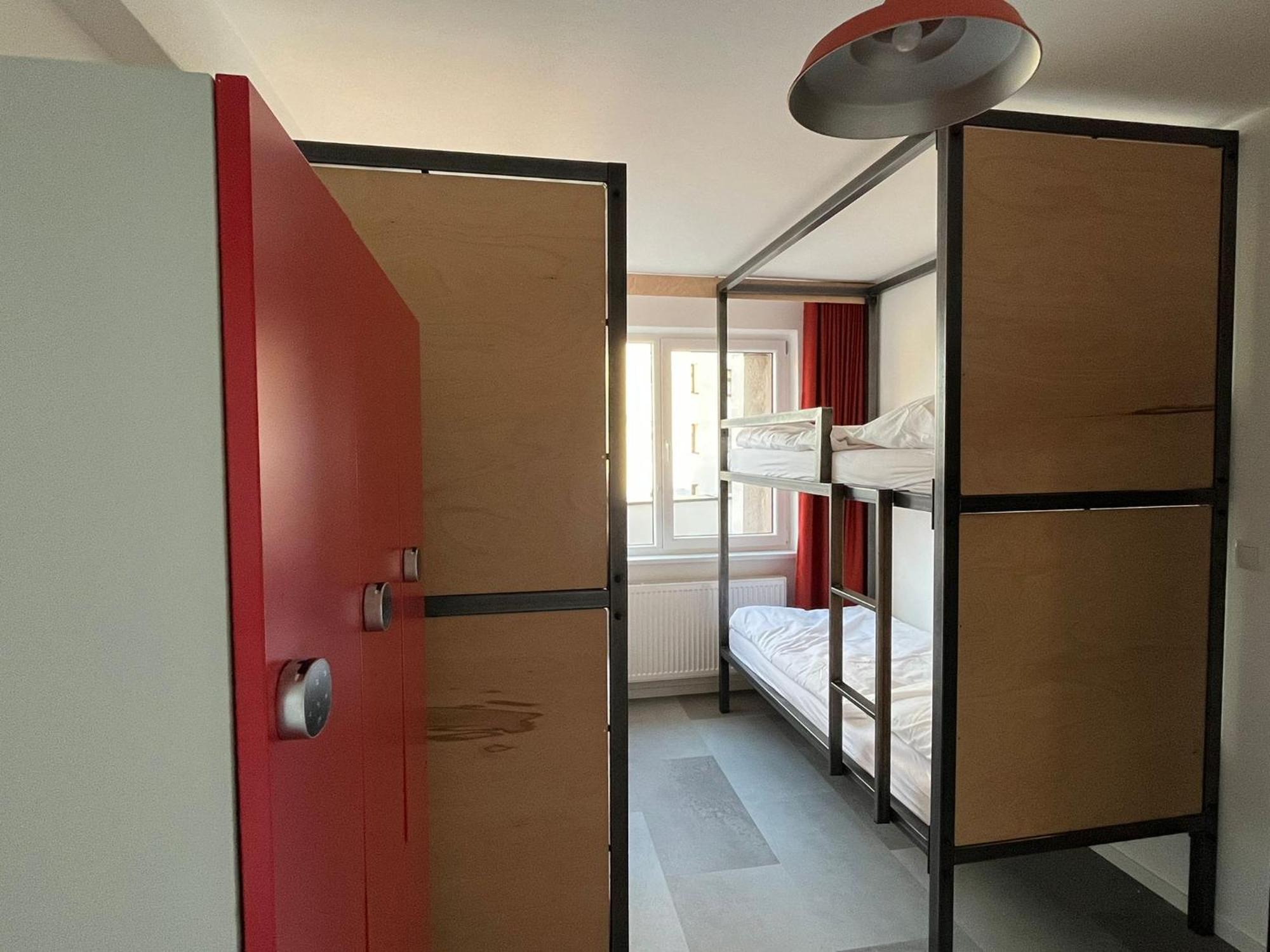 Izy Stay Hostel ブラチスラヴァ エクステリア 写真