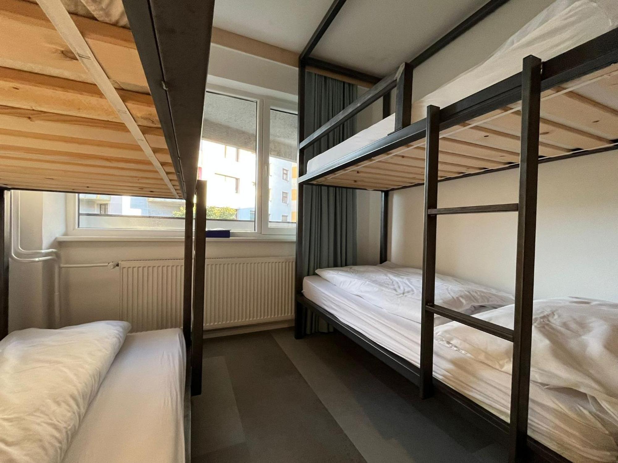 Izy Stay Hostel ブラチスラヴァ エクステリア 写真