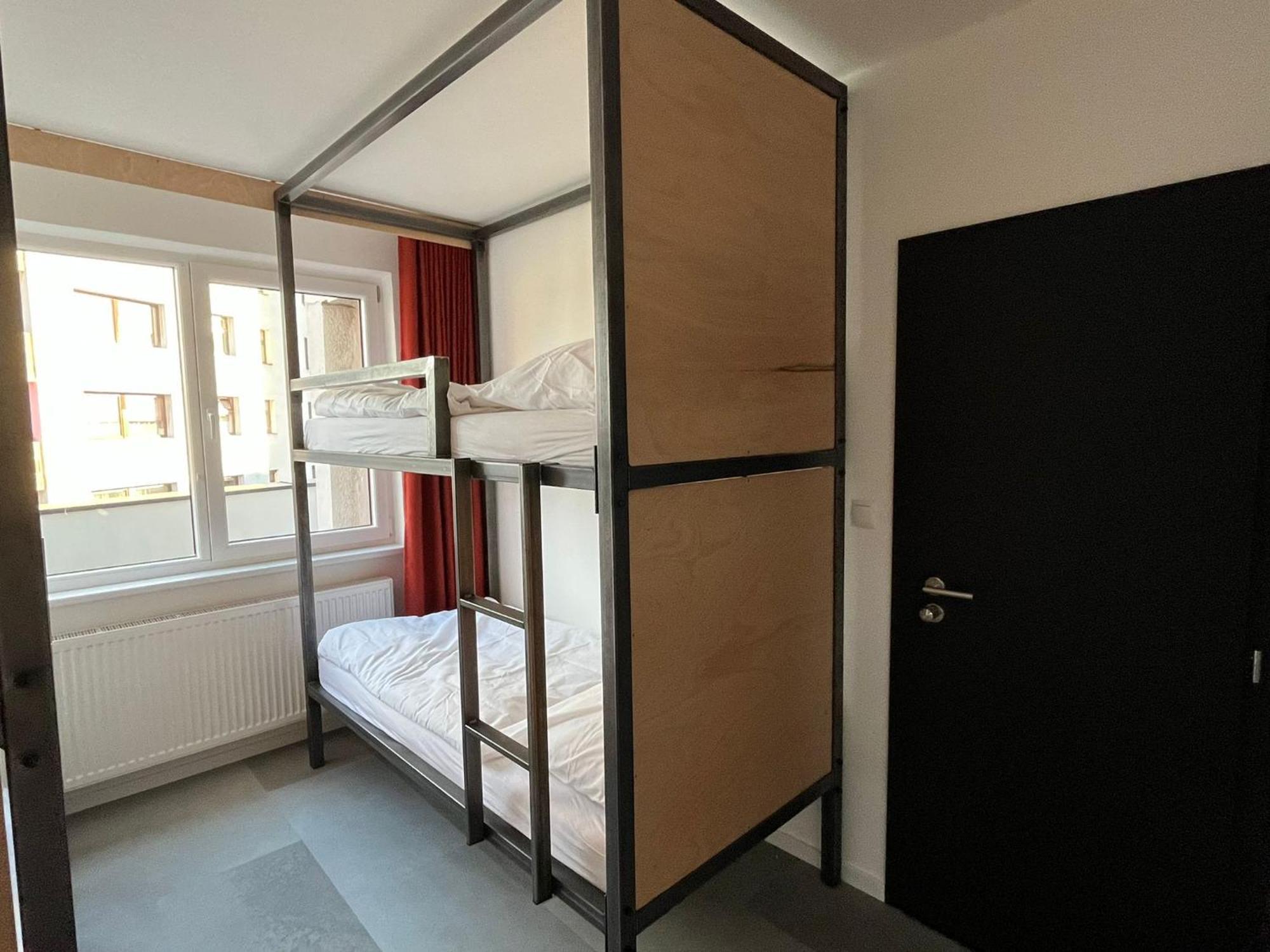Izy Stay Hostel ブラチスラヴァ エクステリア 写真