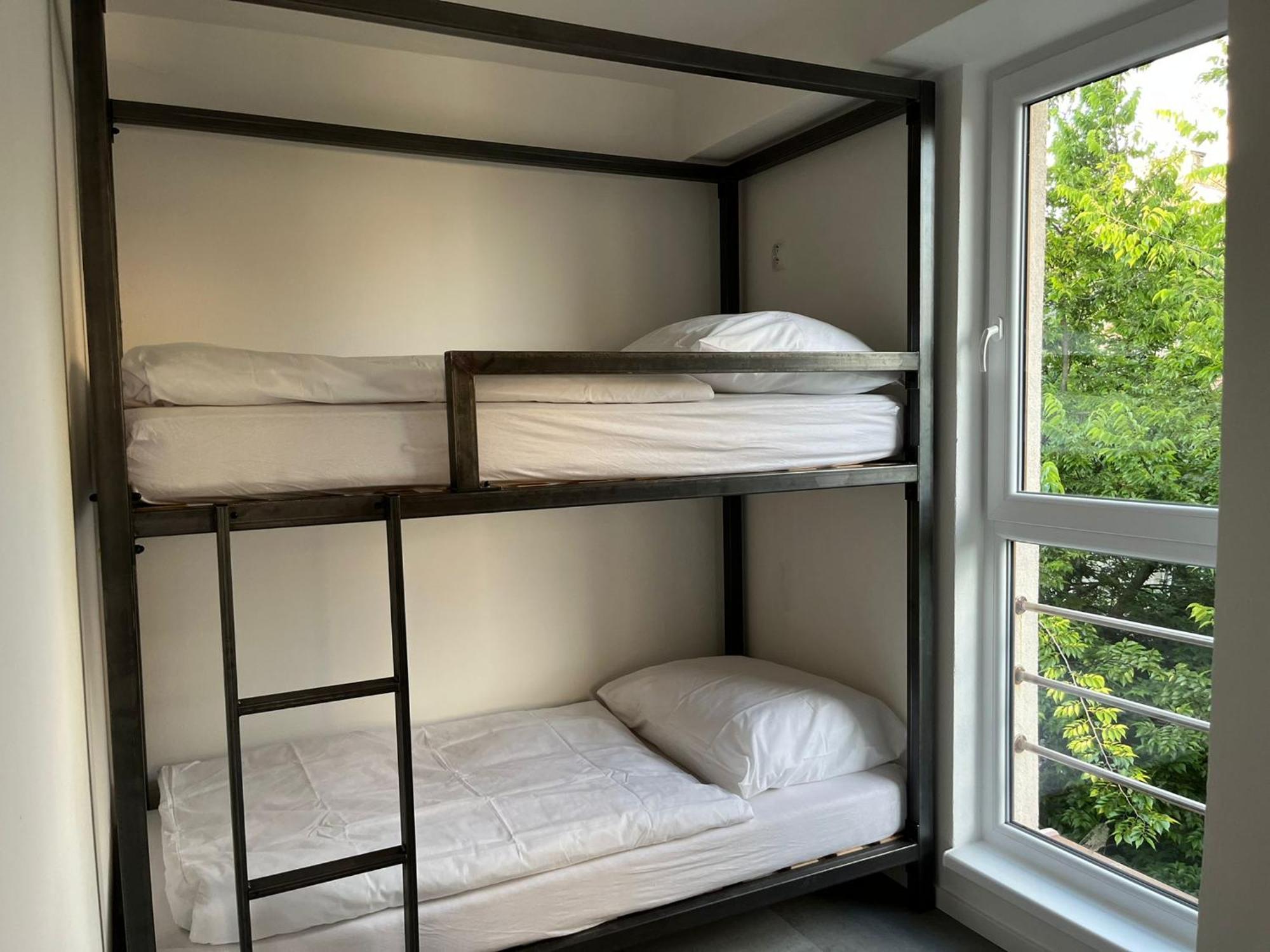 Izy Stay Hostel ブラチスラヴァ エクステリア 写真