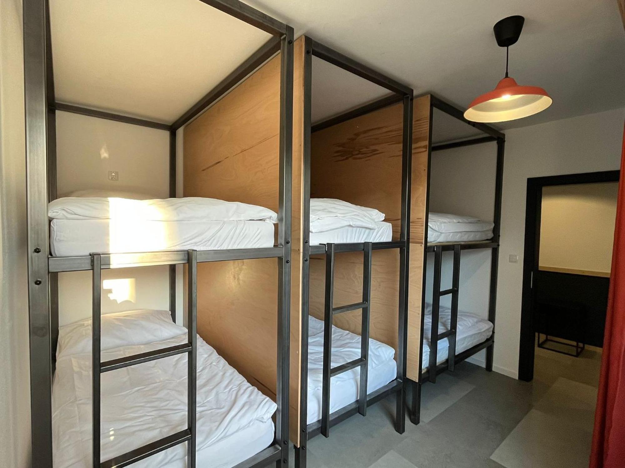 Izy Stay Hostel ブラチスラヴァ エクステリア 写真