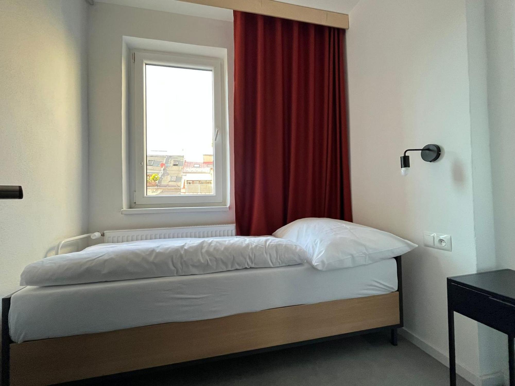 Izy Stay Hostel ブラチスラヴァ エクステリア 写真
