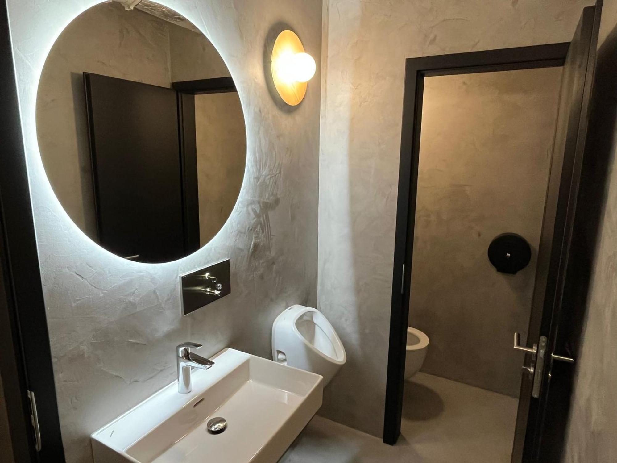 Izy Stay Hostel ブラチスラヴァ エクステリア 写真