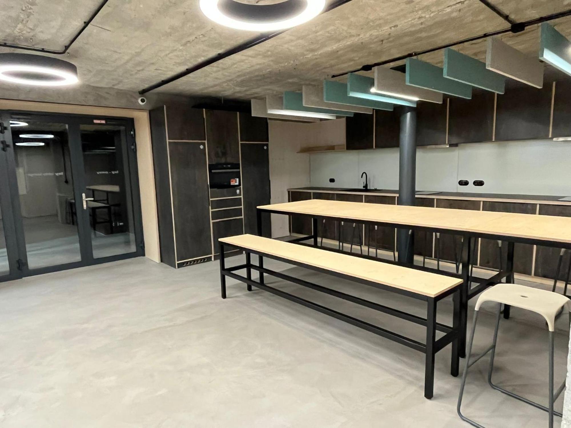 Izy Stay Hostel ブラチスラヴァ エクステリア 写真