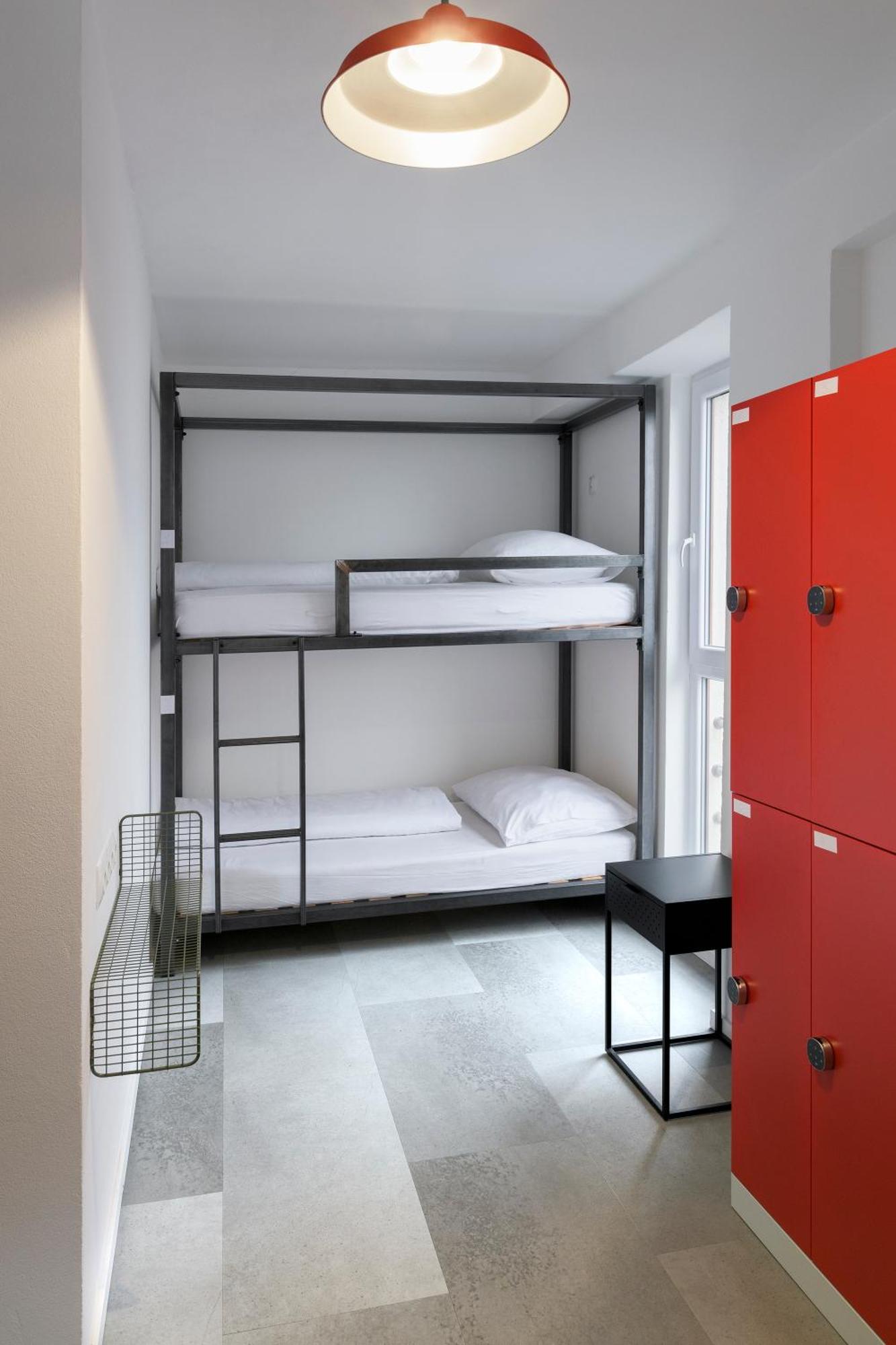 Izy Stay Hostel ブラチスラヴァ エクステリア 写真