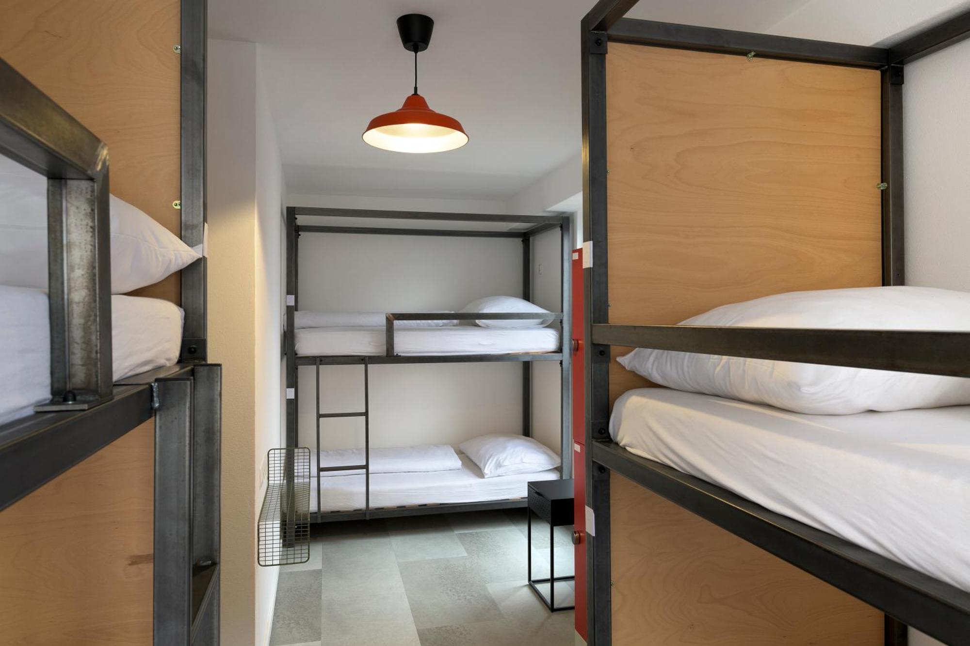 Izy Stay Hostel ブラチスラヴァ エクステリア 写真
