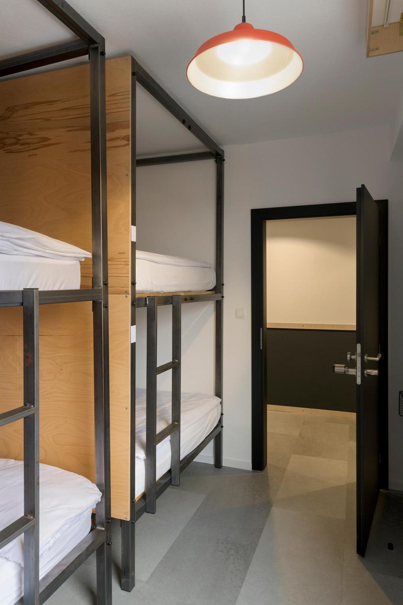 Izy Stay Hostel ブラチスラヴァ エクステリア 写真