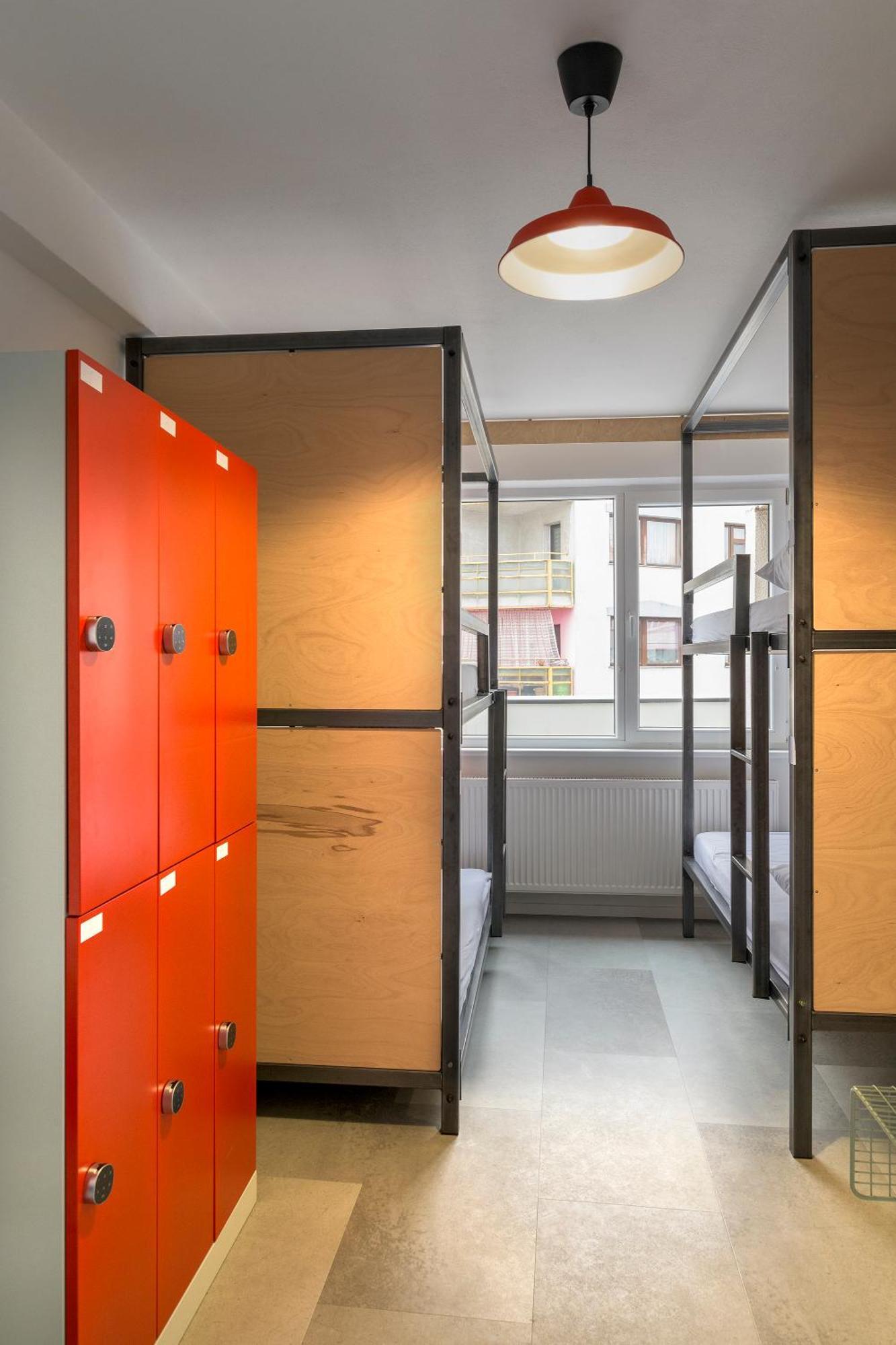 Izy Stay Hostel ブラチスラヴァ エクステリア 写真