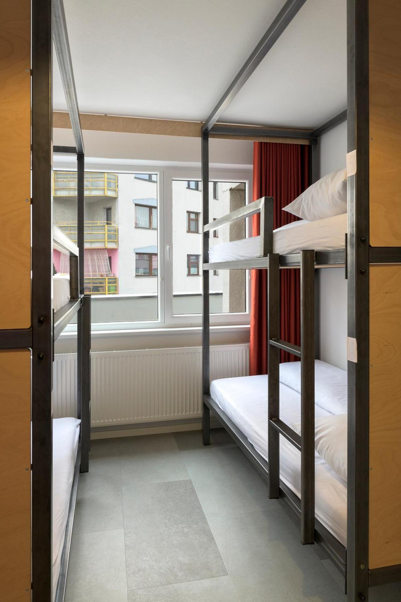 Izy Stay Hostel ブラチスラヴァ エクステリア 写真