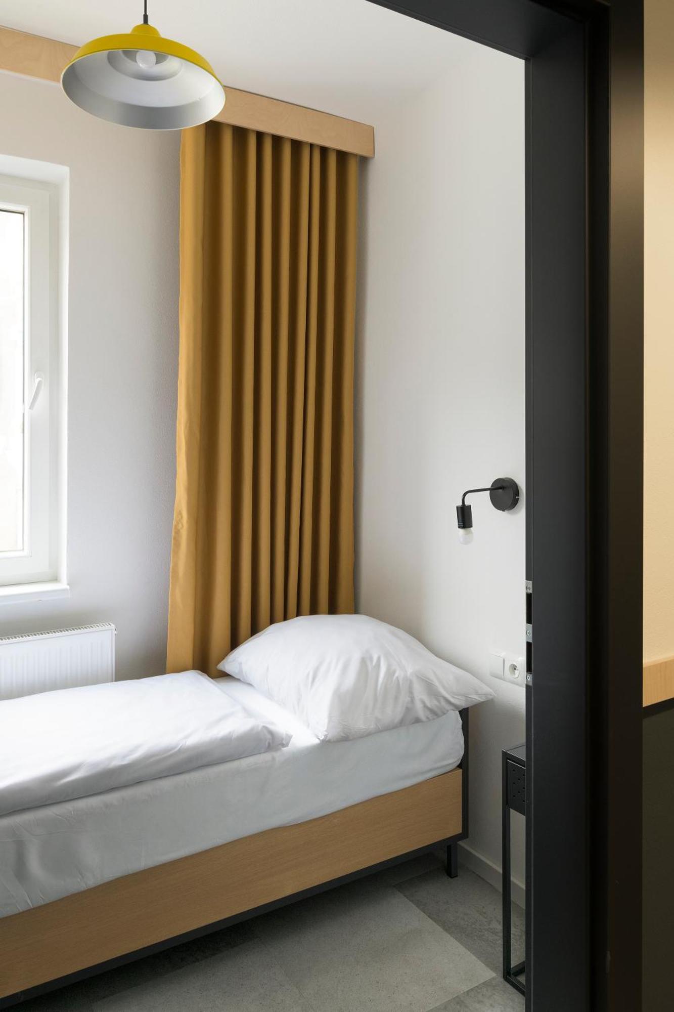 Izy Stay Hostel ブラチスラヴァ エクステリア 写真