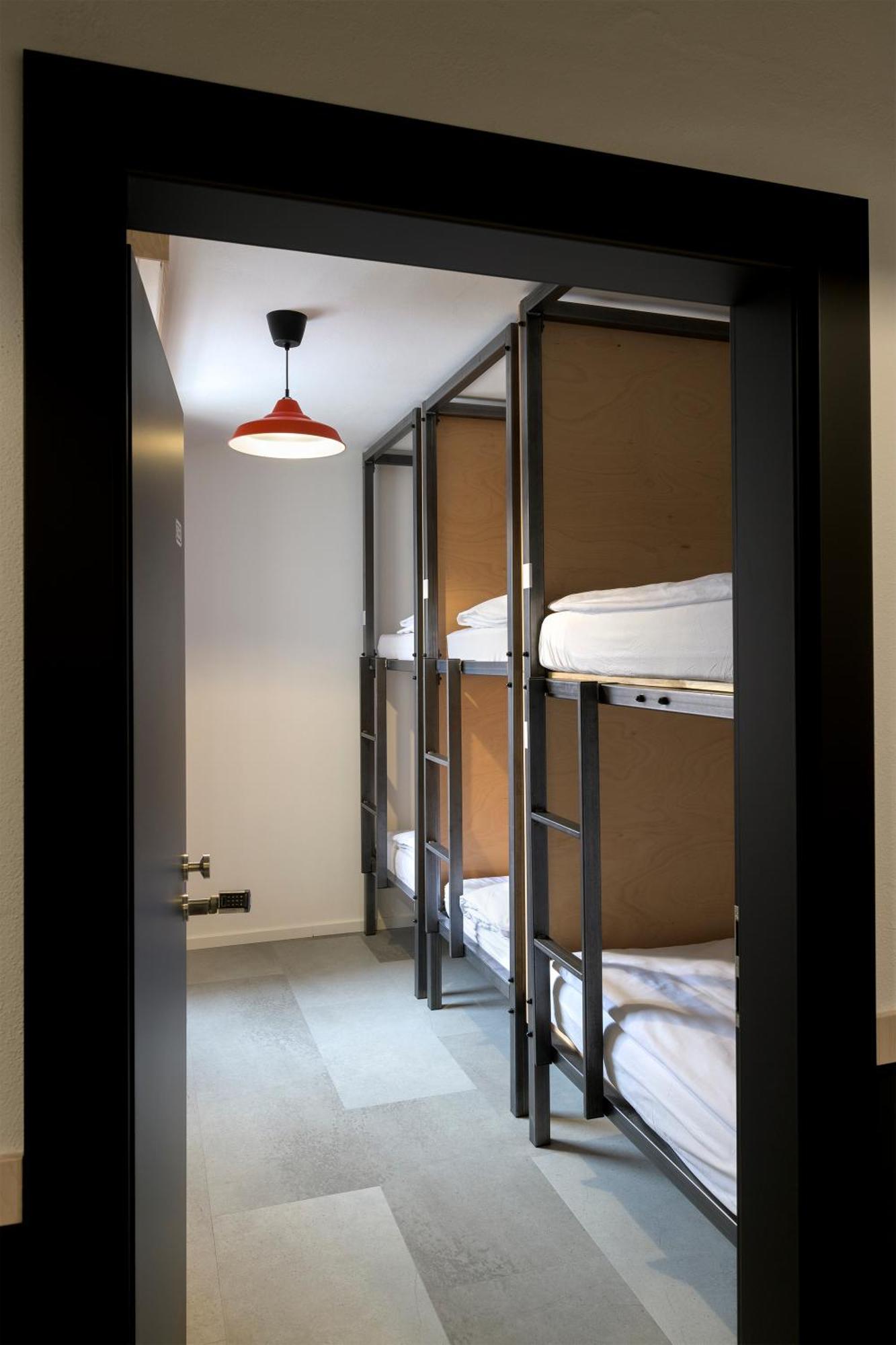 Izy Stay Hostel ブラチスラヴァ エクステリア 写真