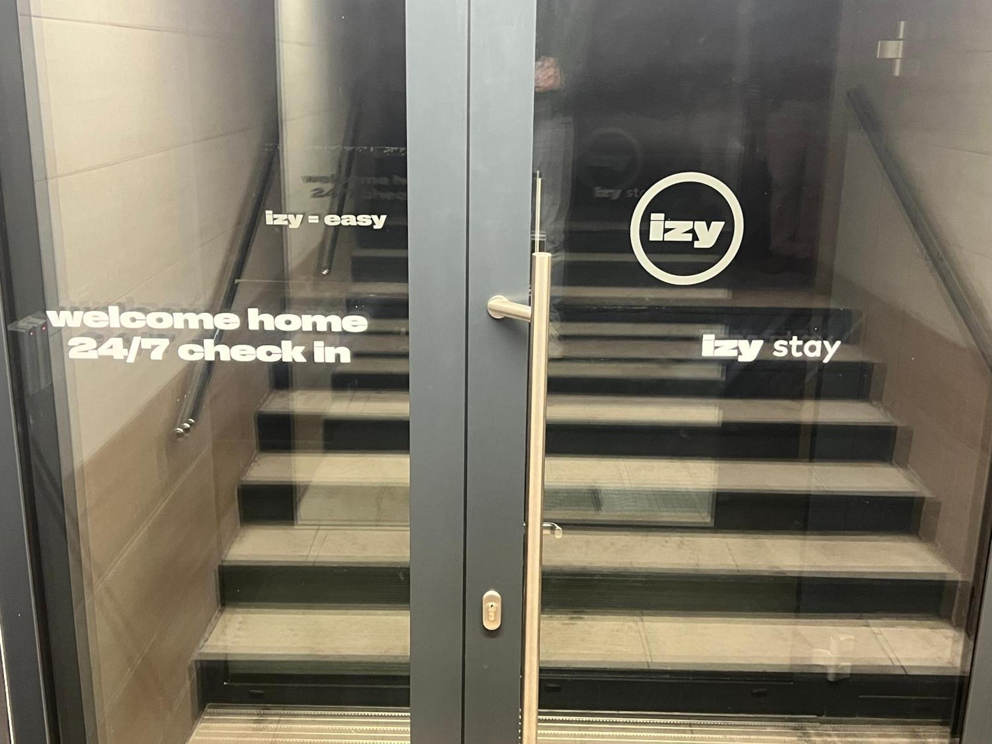 Izy Stay Hostel ブラチスラヴァ エクステリア 写真